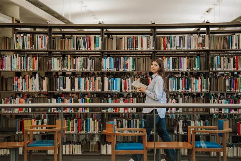 Jenny Rudnytska in library