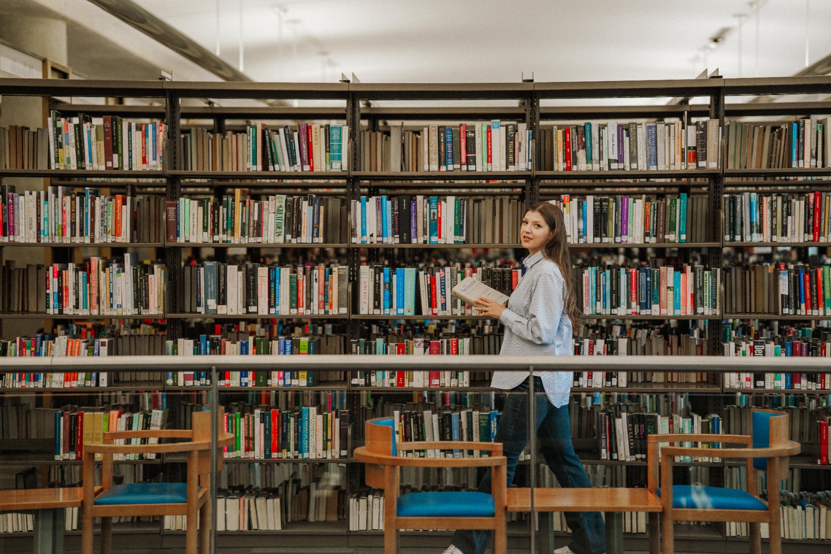 Jenny Rudnytska in library